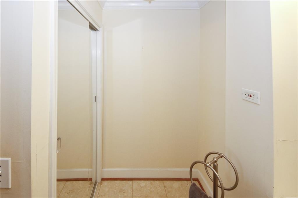 300 Peachtree Unit 9i