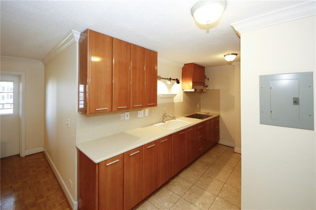 300 Peachtree Unit 9i