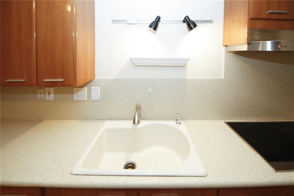 300 Peachtree Unit 9i