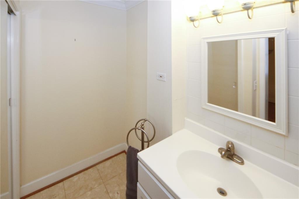300 Peachtree Unit 9i