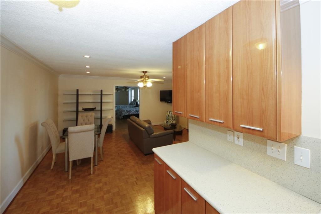 300 Peachtree Unit 9i