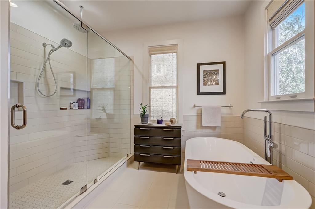 211 La France Walk NE