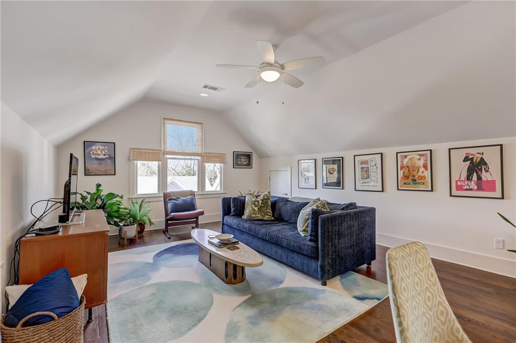 211 La France Walk NE