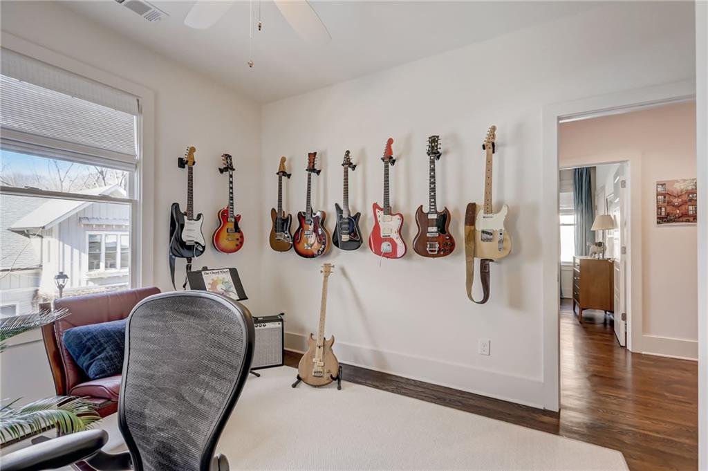 211 La France Walk NE