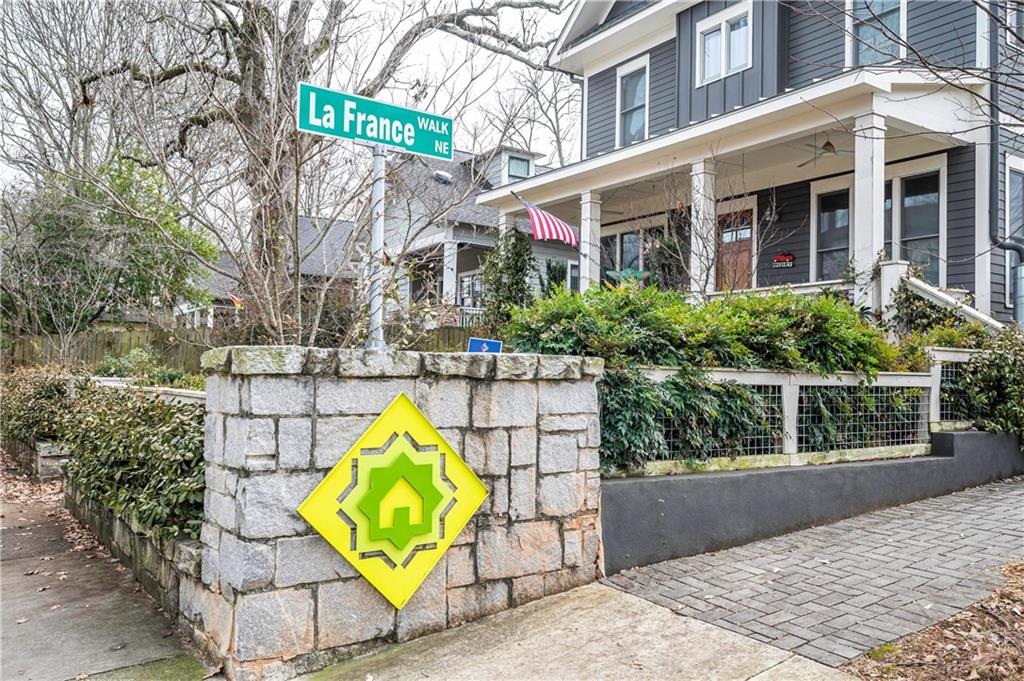 211 La France Walk NE