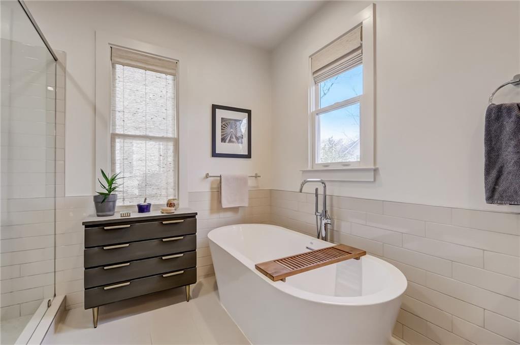 211 La France Walk NE