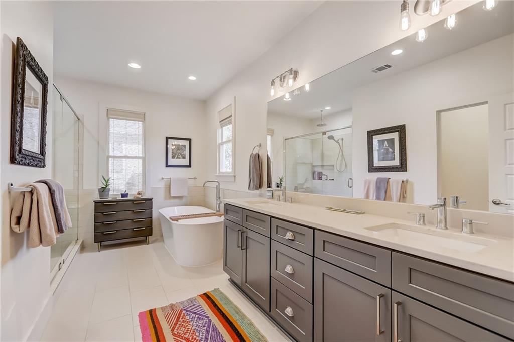 211 La France Walk NE