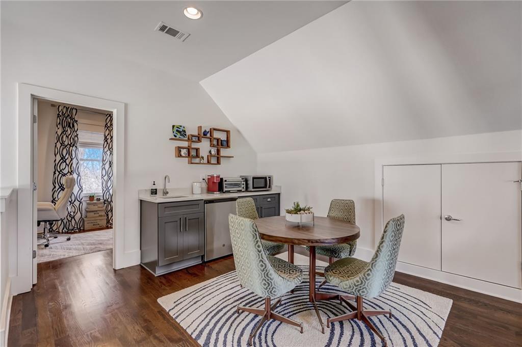 211 La France Walk NE