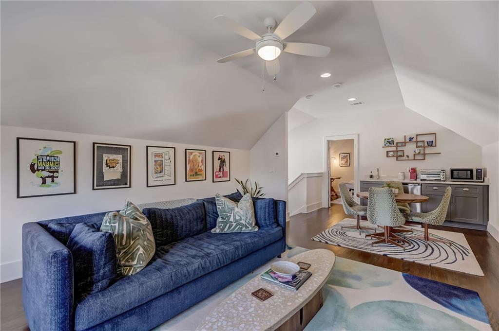 211 La France Walk NE