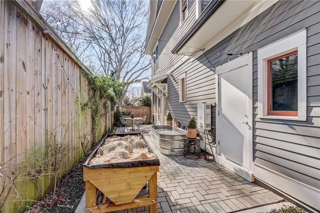 211 La France Walk NE