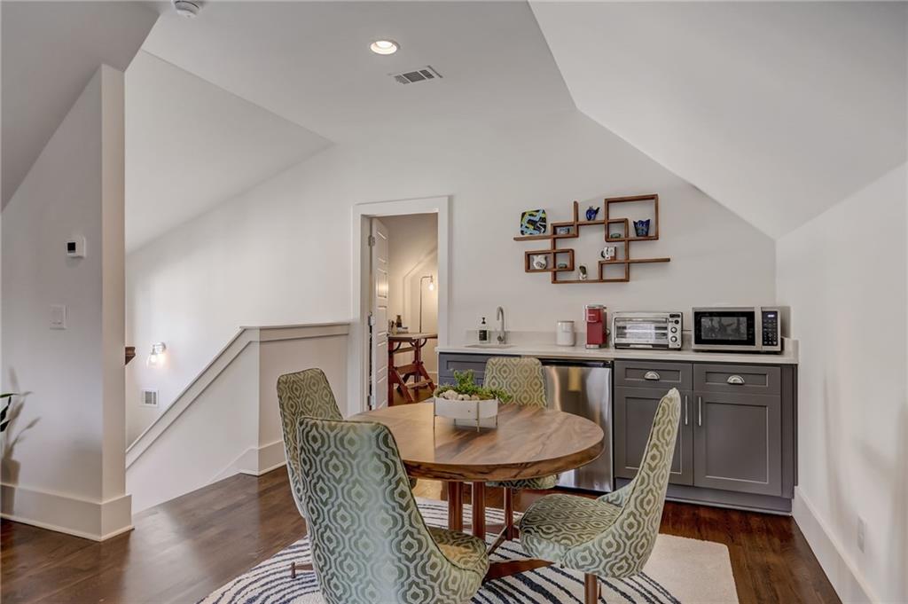211 La France Walk NE