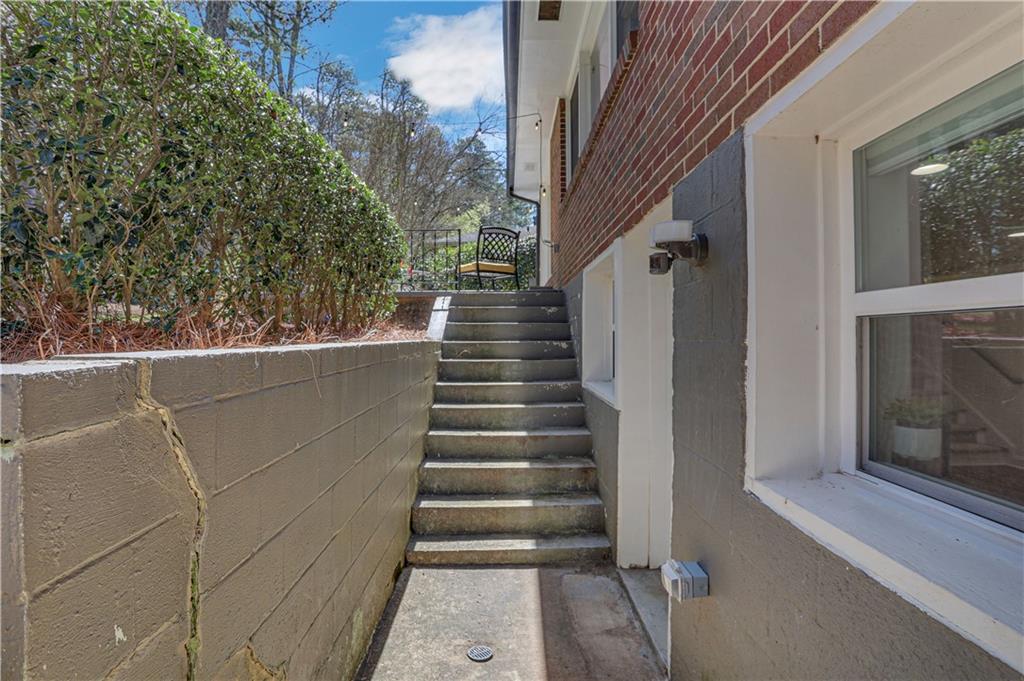 1503 N Amanda Circle NE
