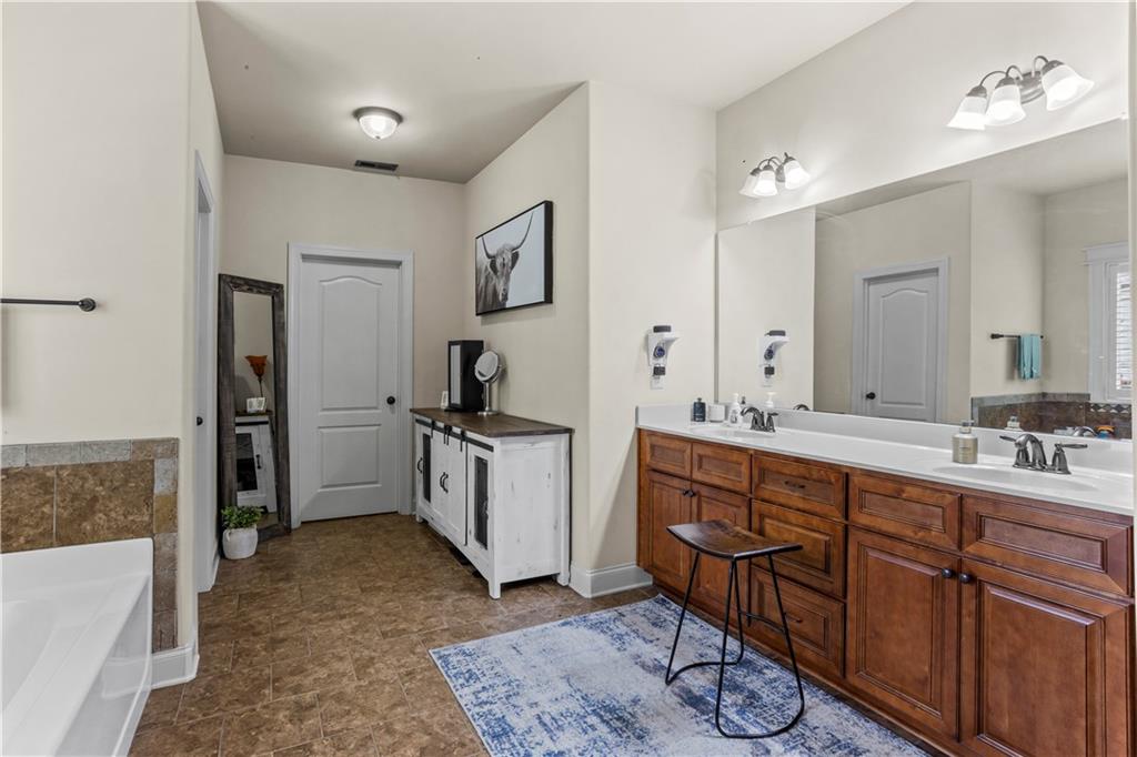 77 Fox Hall Crossing W