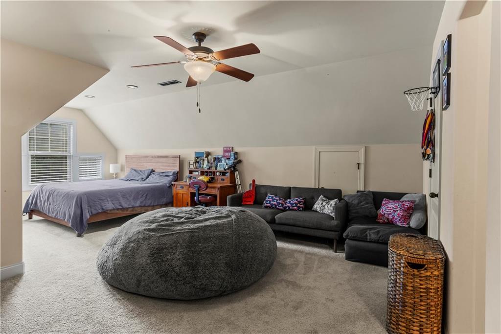 77 Fox Hall Crossing W