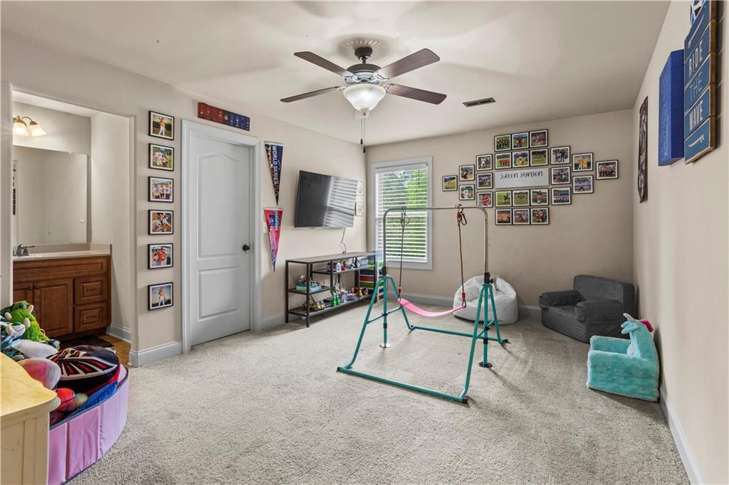 77 Fox Hall Crossing W