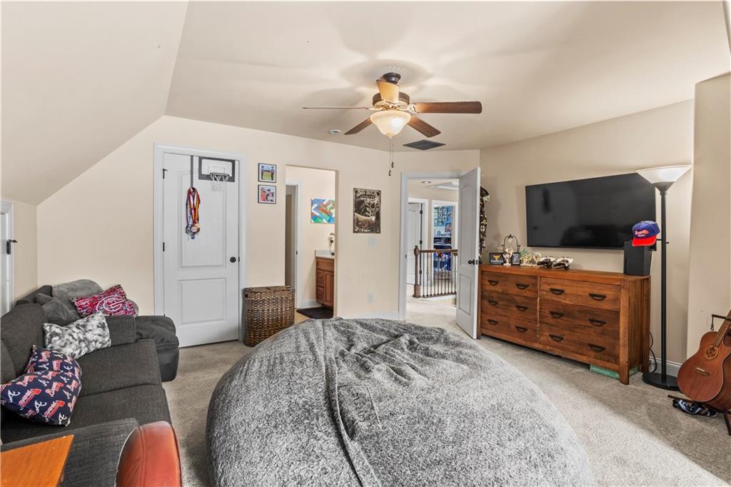 77 Fox Hall Crossing W