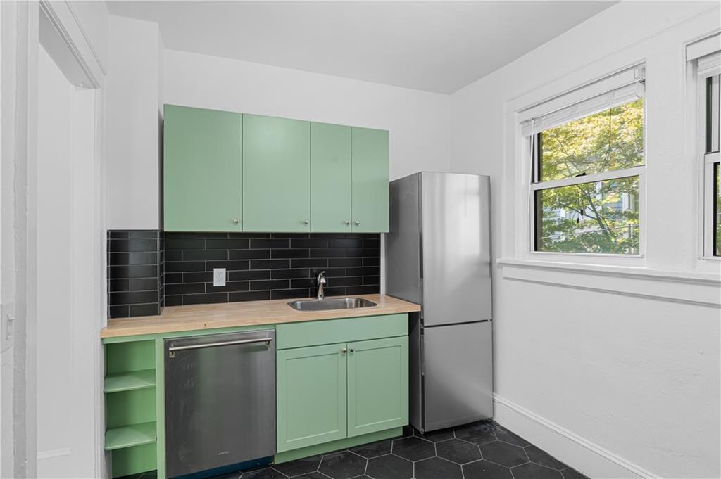 716 Lakeview Avenue NE Unit 4