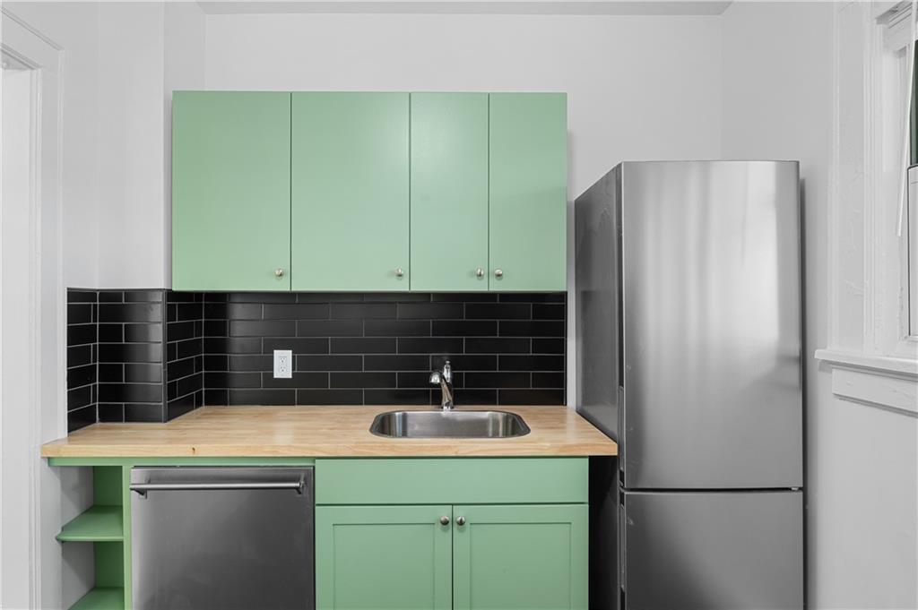 716 Lakeview Avenue NE Unit 4