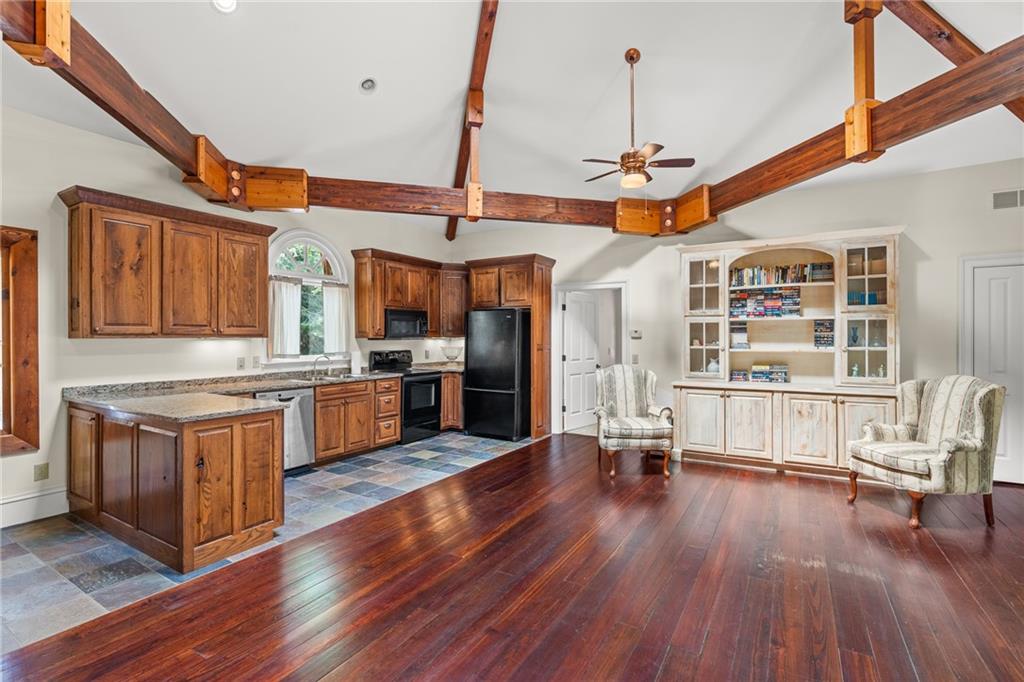 9975 BALL GROUND Highway