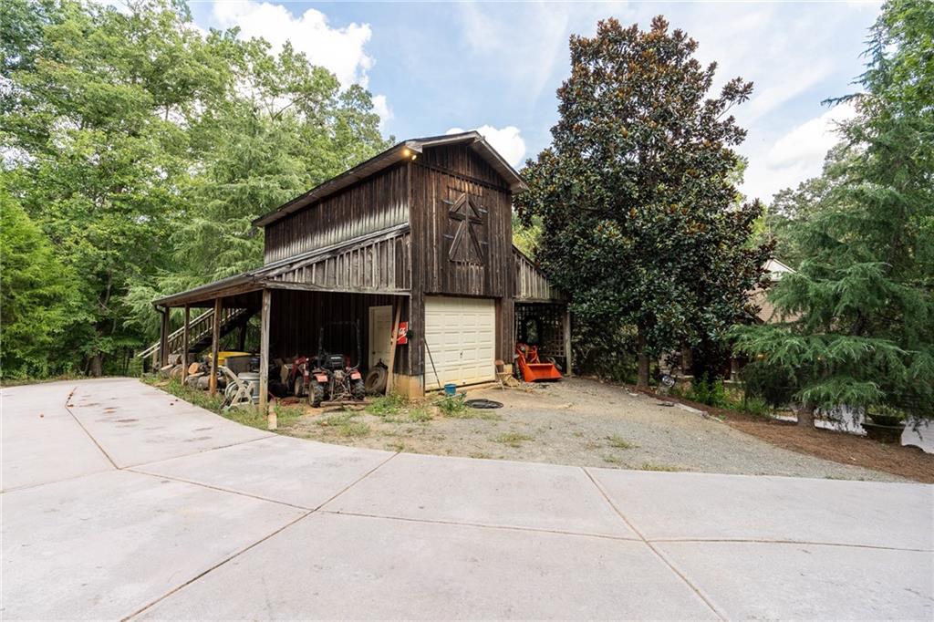 9975 BALL GROUND Highway