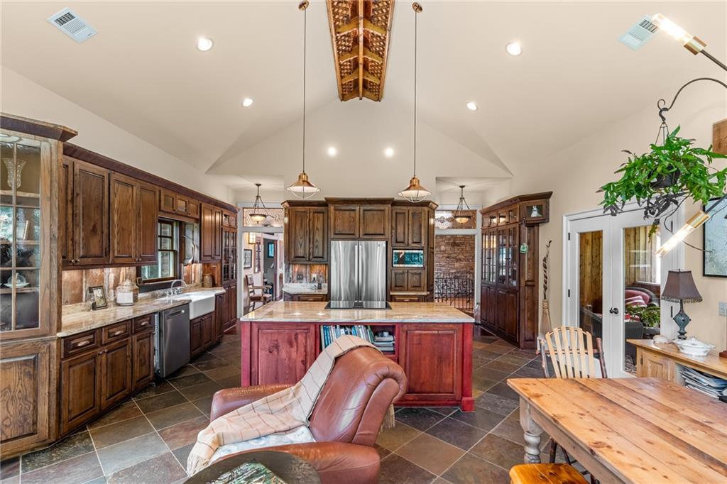 9975 BALL GROUND Highway