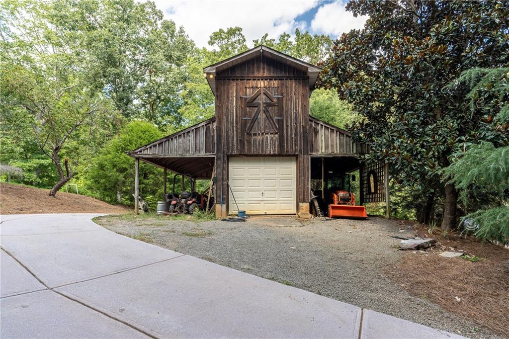 9975 BALL GROUND Highway