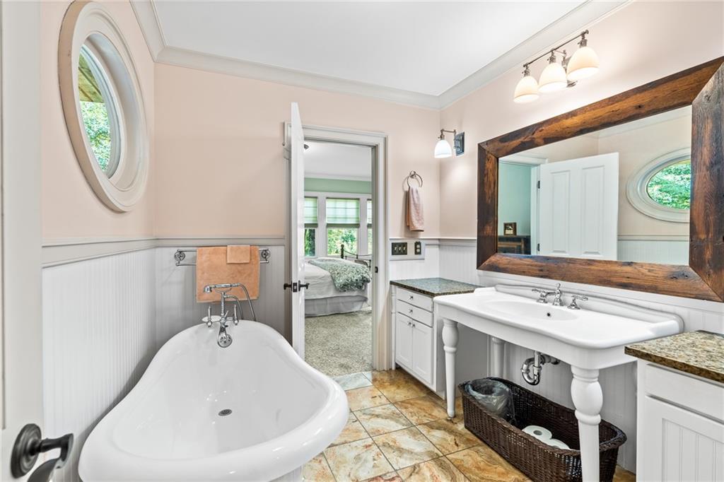 9975 BALL GROUND Highway