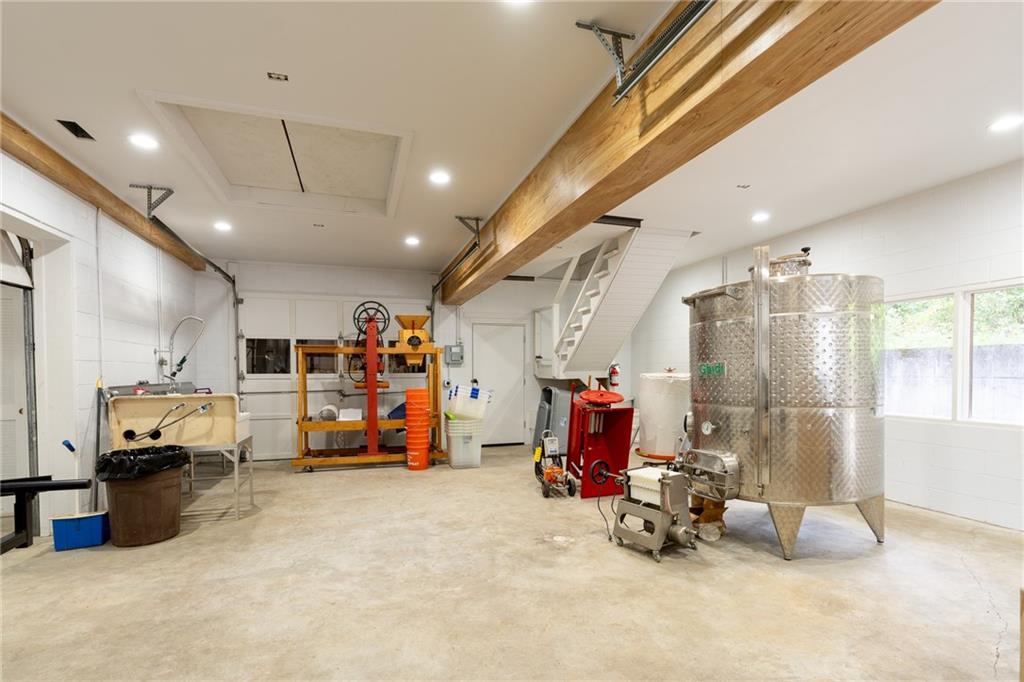 9975 BALL GROUND Highway