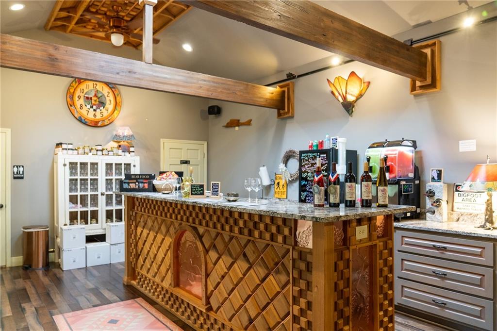 9975 BALL GROUND Highway