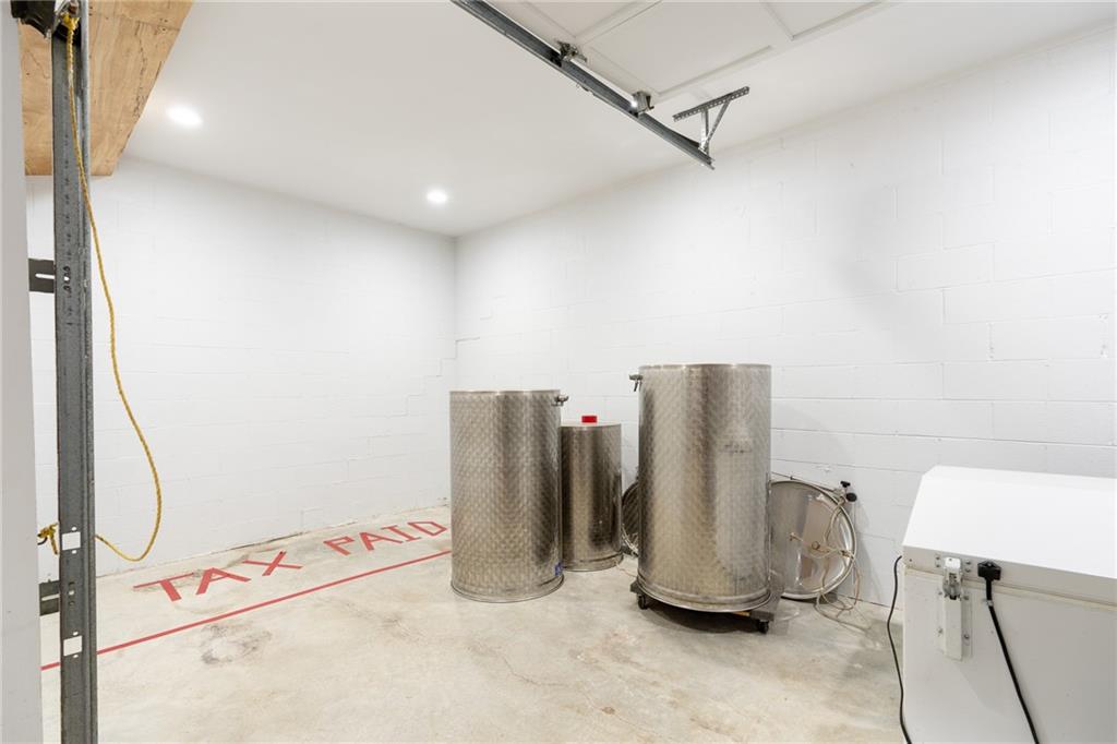 9975 BALL GROUND Highway