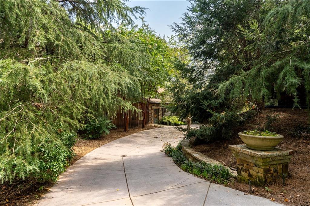 9975 BALL GROUND Highway