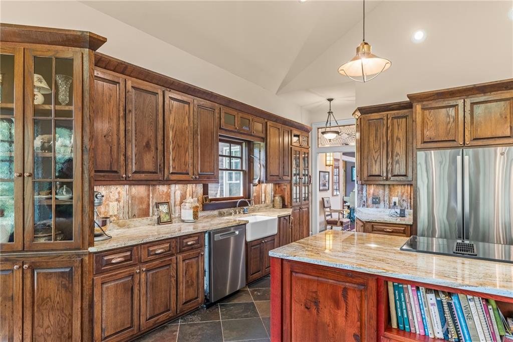 9975 BALL GROUND Highway