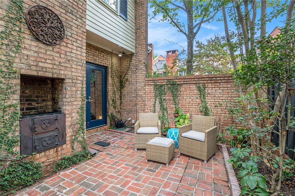 49 Lullwater Place NE