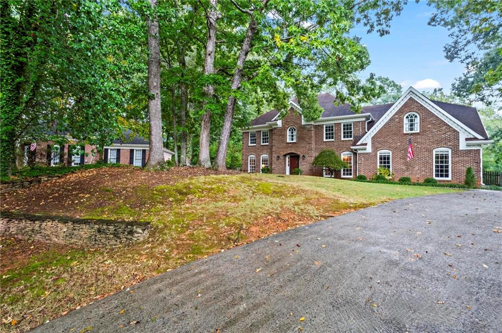 2704 Kenwood Court