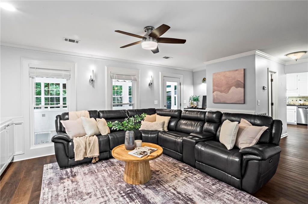 2704 Kenwood Court