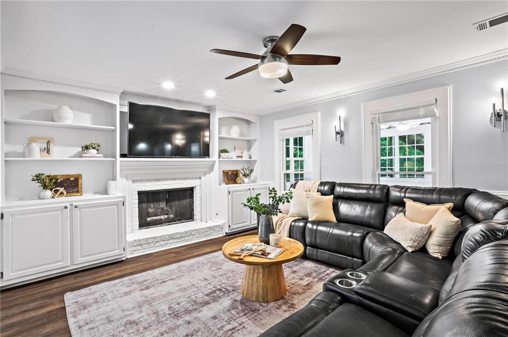 2704 Kenwood Court