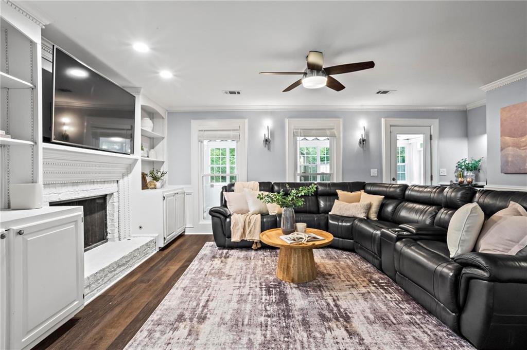 2704 Kenwood Court