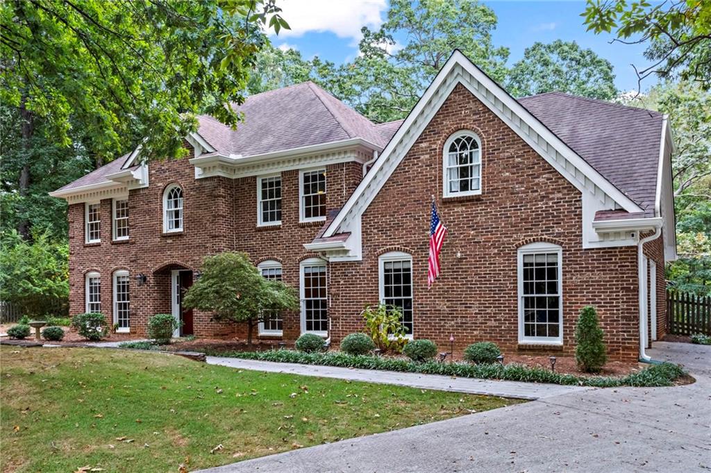 2704 Kenwood Court