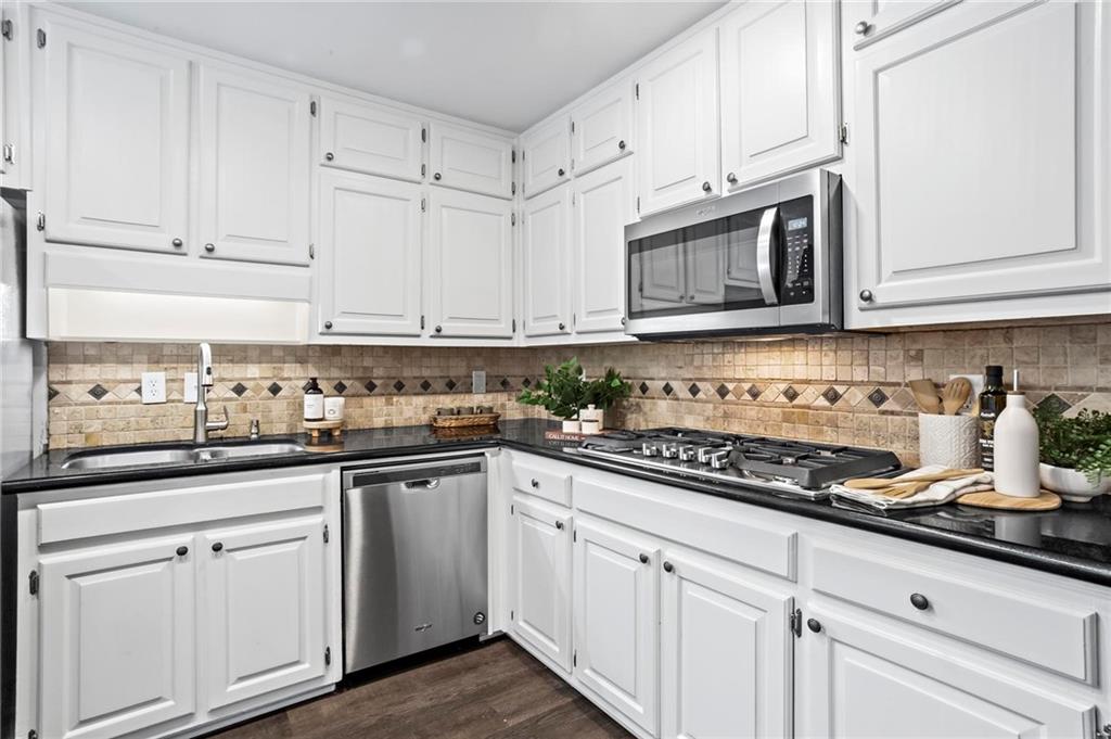 2704 Kenwood Court