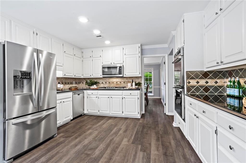 2704 Kenwood Court