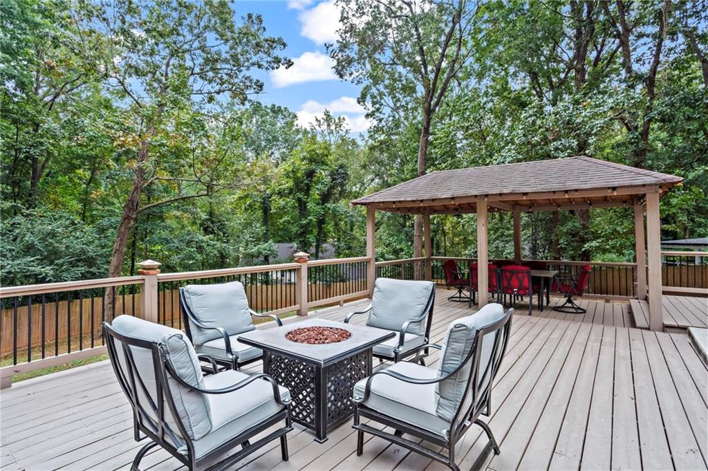 2704 Kenwood Court