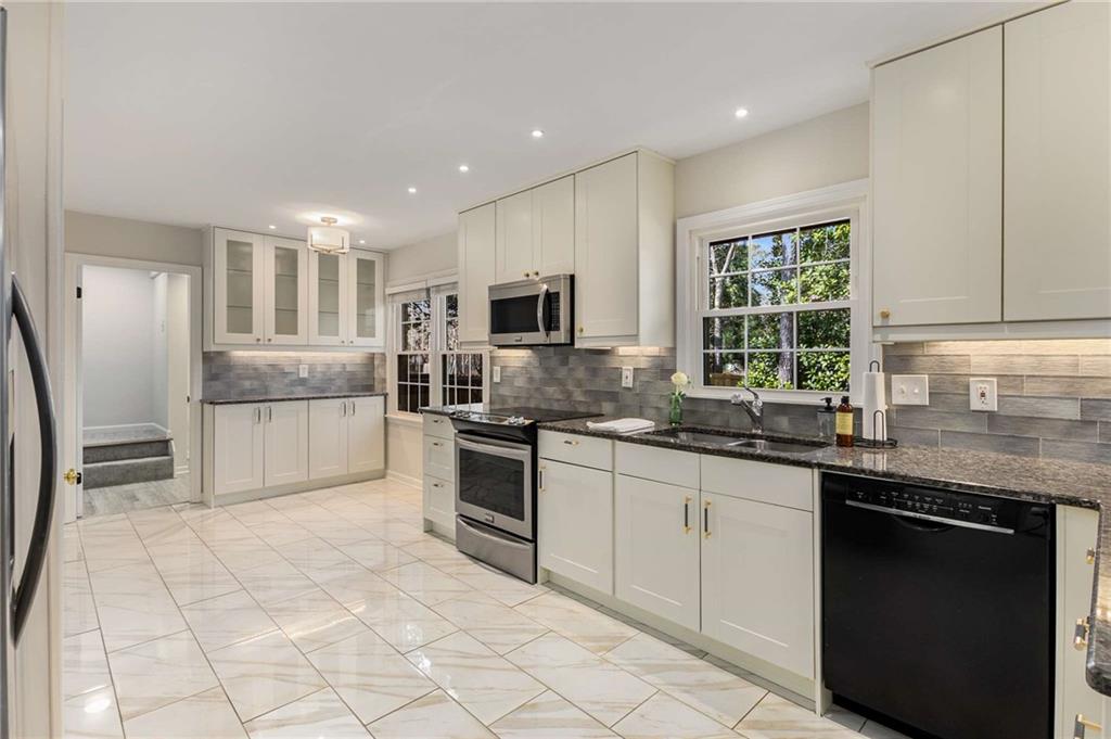 2542 MACLAREN Circle