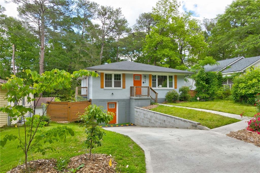 569 Woods Drive NW