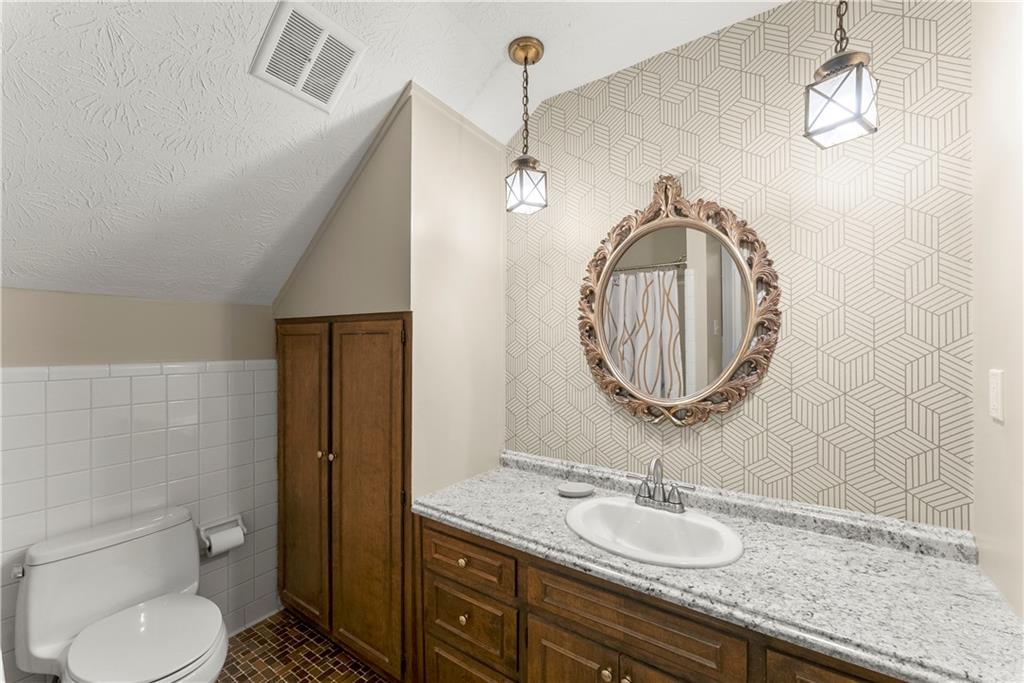 8390 Valley Tarn