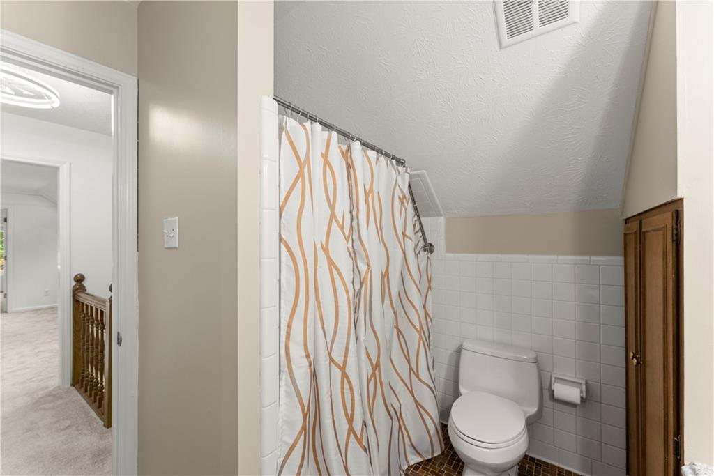 8390 Valley Tarn