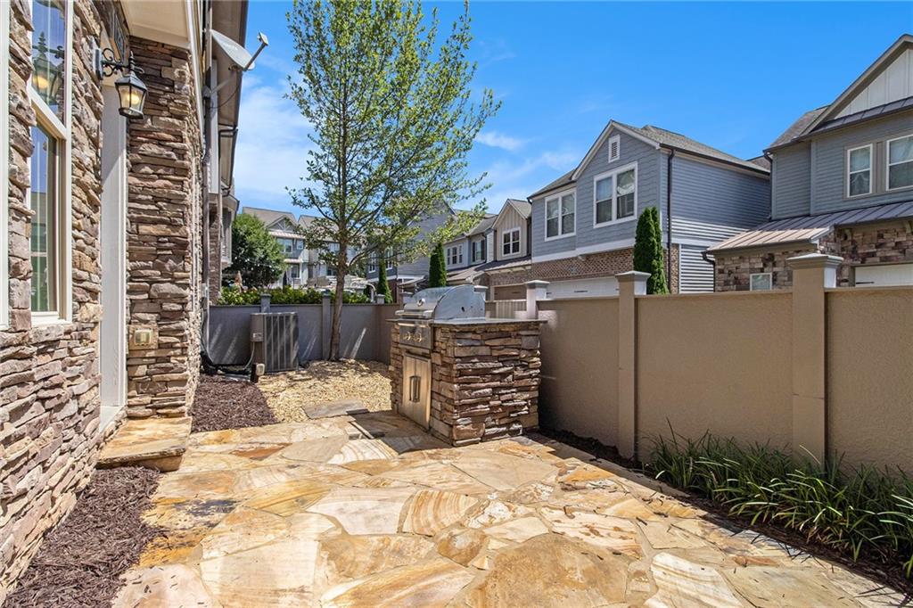 228 DELLWOOD Drive SE