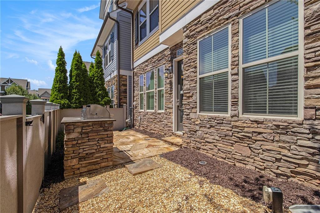 228 DELLWOOD Drive SE
