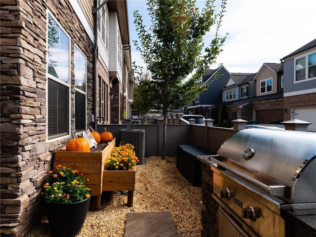 228 DELLWOOD Drive SE