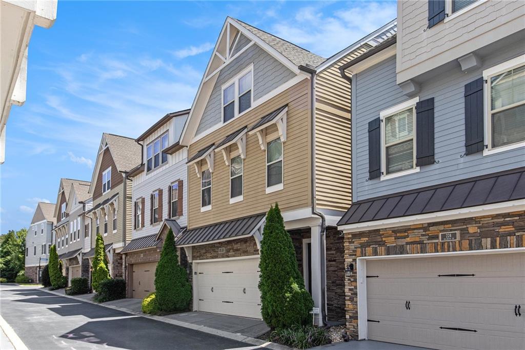 228 DELLWOOD Drive SE