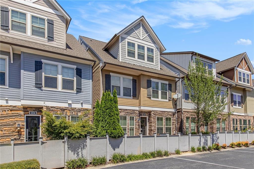 228 DELLWOOD Drive SE